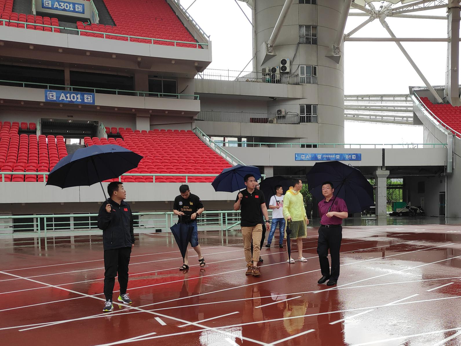 公司领导检查暴雨防御及场馆安全工作