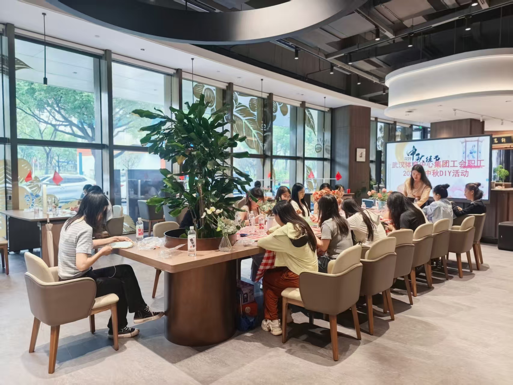 月满中秋，扇韵团圆 | 九游体育工会举办中秋团扇制作活动