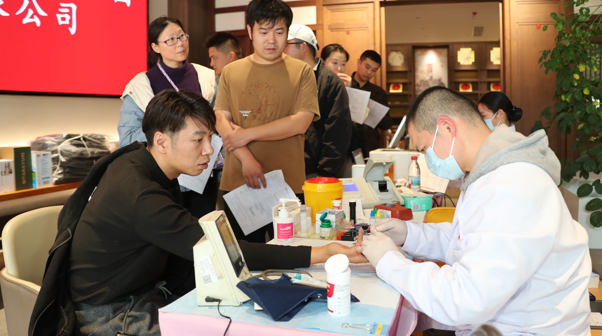 “撸袖”接力，为生命续航 | 九游体育组织开展无偿献血活动