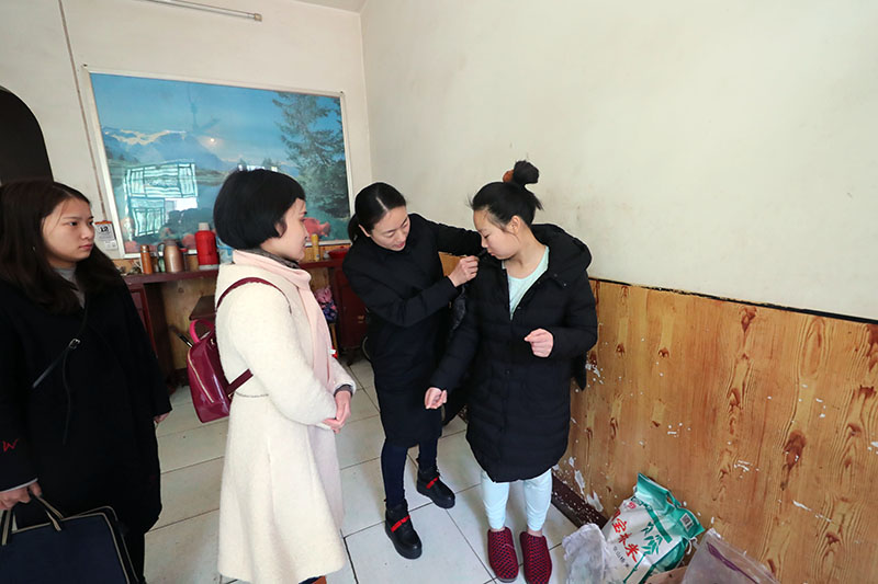九游体育春节前进社区慰问留守儿童(图3)