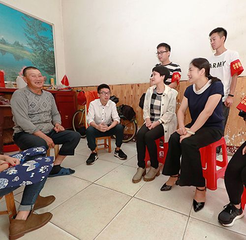 九游体育志愿者走进社区慰问留守儿童(图1)