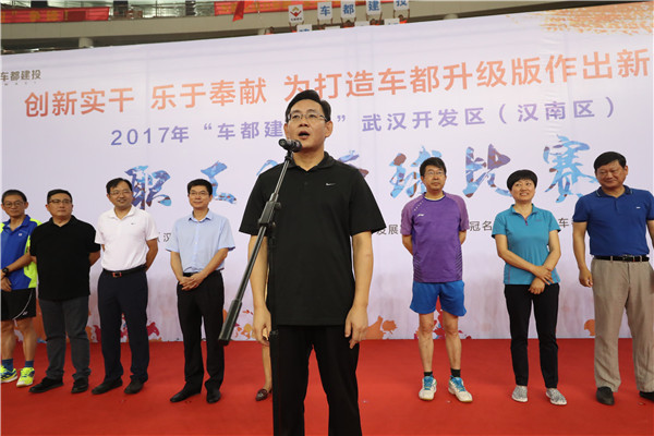 车都举办全区职工羽毛球比赛 在国际比赛场馆挥拍