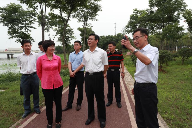李述永考察武汉城市足球公园