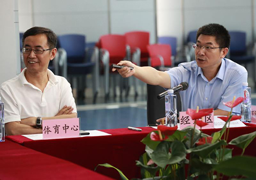 刘英姿来九游体育考察七军会场馆建设(图2)