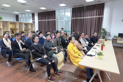 九游体育集中收看十九大开幕式(图1)