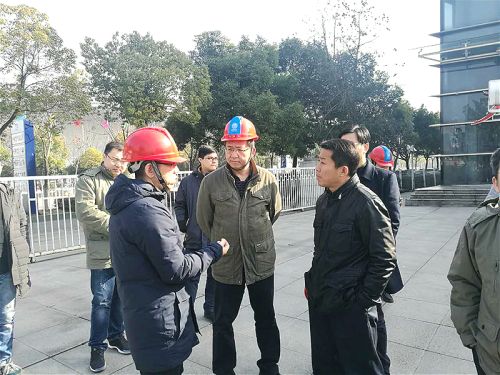 市供电公司区经信局调研九游体育军运会场馆供电保障工作(图1)