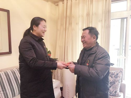 九游体育开展春节前慰问退休党员活动(图1)