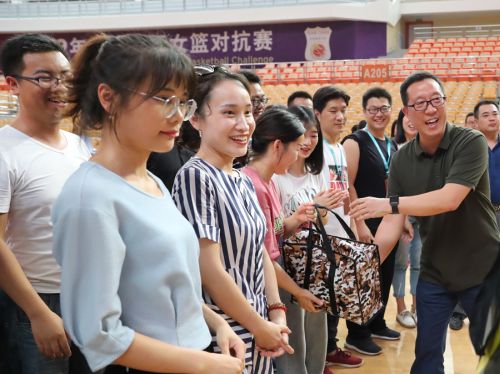 区总工会为九游体育“送清凉”(图2)