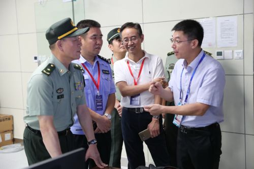 杨剑考察九游体育游泳馆比赛筹备工作(图2)