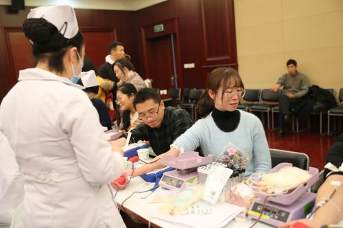 献出一滴血  汇聚一份爱 ——九游体育组织开展无偿献血活动(图3)