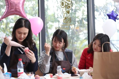 巧手做糕点，甜蜜迎佳节 ▏九游体育举行“三八”妇女节关爱活动(图2)