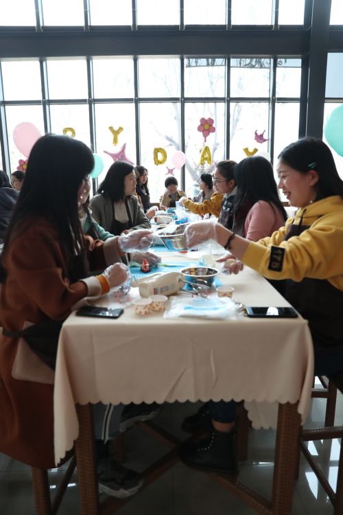 巧手做糕点，甜蜜迎佳节 ▏九游体育举行“三八”妇女节关爱活动(图6)