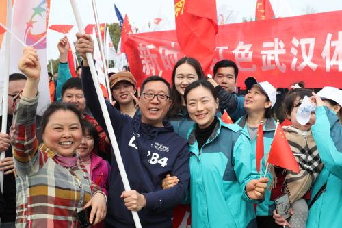 “与军运同行”徒步活动上演“快闪”  九游体育作为企业代表队第一方阵登场(图1)