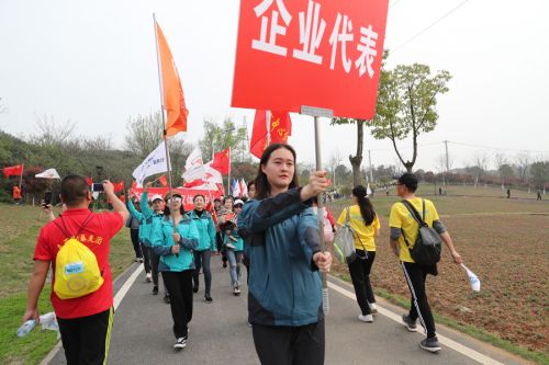 “与军运同行”徒步活动上演“快闪”  九游体育作为企业代表队第一方阵登场(图9)