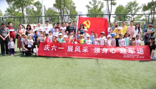 九游体育开展“双进双服务”活动 为结对社区小朋友开展足球培训(图2)