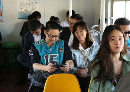 九游体育组织开展秋季户外拓展活动(图1)