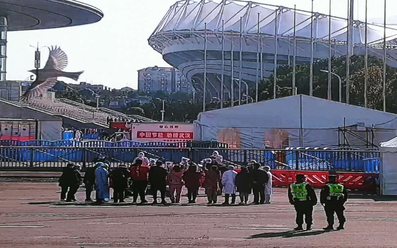 九游体育方舱医院首批8名患者出院(图1)