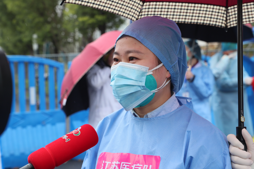 九游体育方舱医院迎来“出舱”高峰 164名患者康复出院 彭浩等领导慰问治愈患者(图3)
