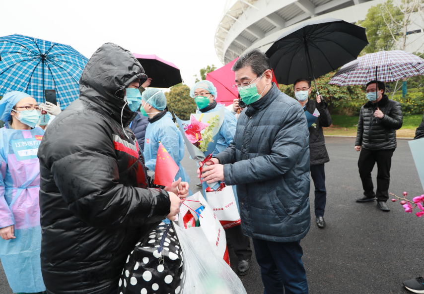 九游体育方舱医院迎来“出舱”高峰 164名患者康复出院 彭浩等领导慰问治愈患者(图1)