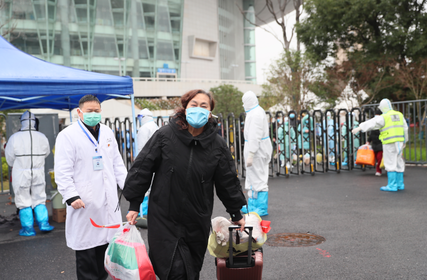 九游体育方舱医院迎来“出舱”高峰 164名患者康复出院 彭浩等领导慰问治愈患者(图4)