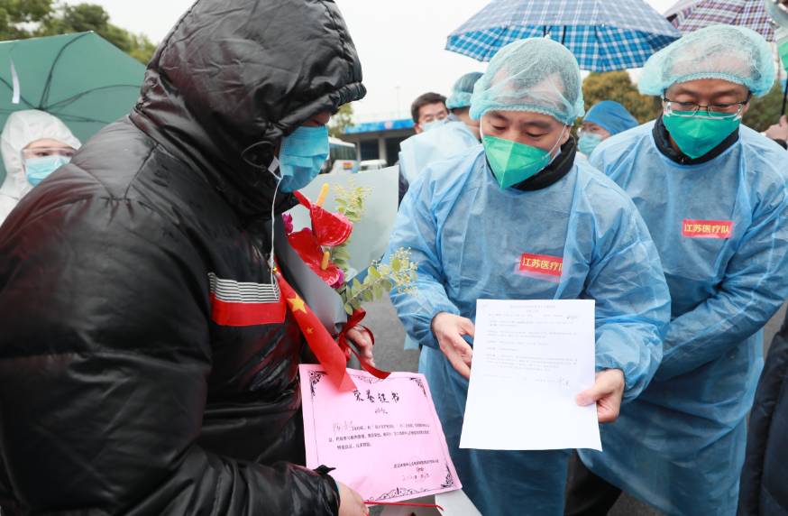 九游体育方舱医院迎来“出舱”高峰 164名患者康复出院 彭浩等领导慰问治愈患者(图5)
