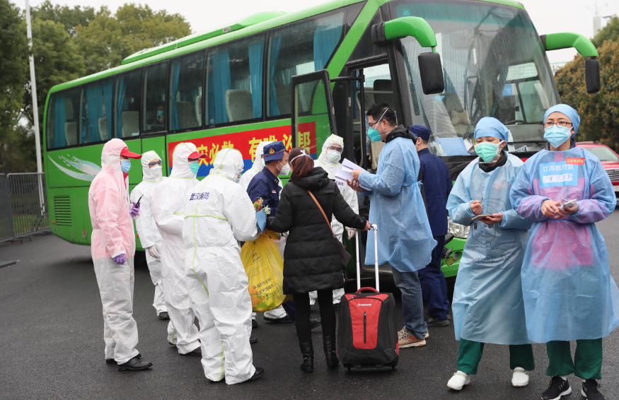 九游体育方舱医院迎来“出舱”高峰 164名患者康复出院 彭浩等领导慰问治愈患者(图6)