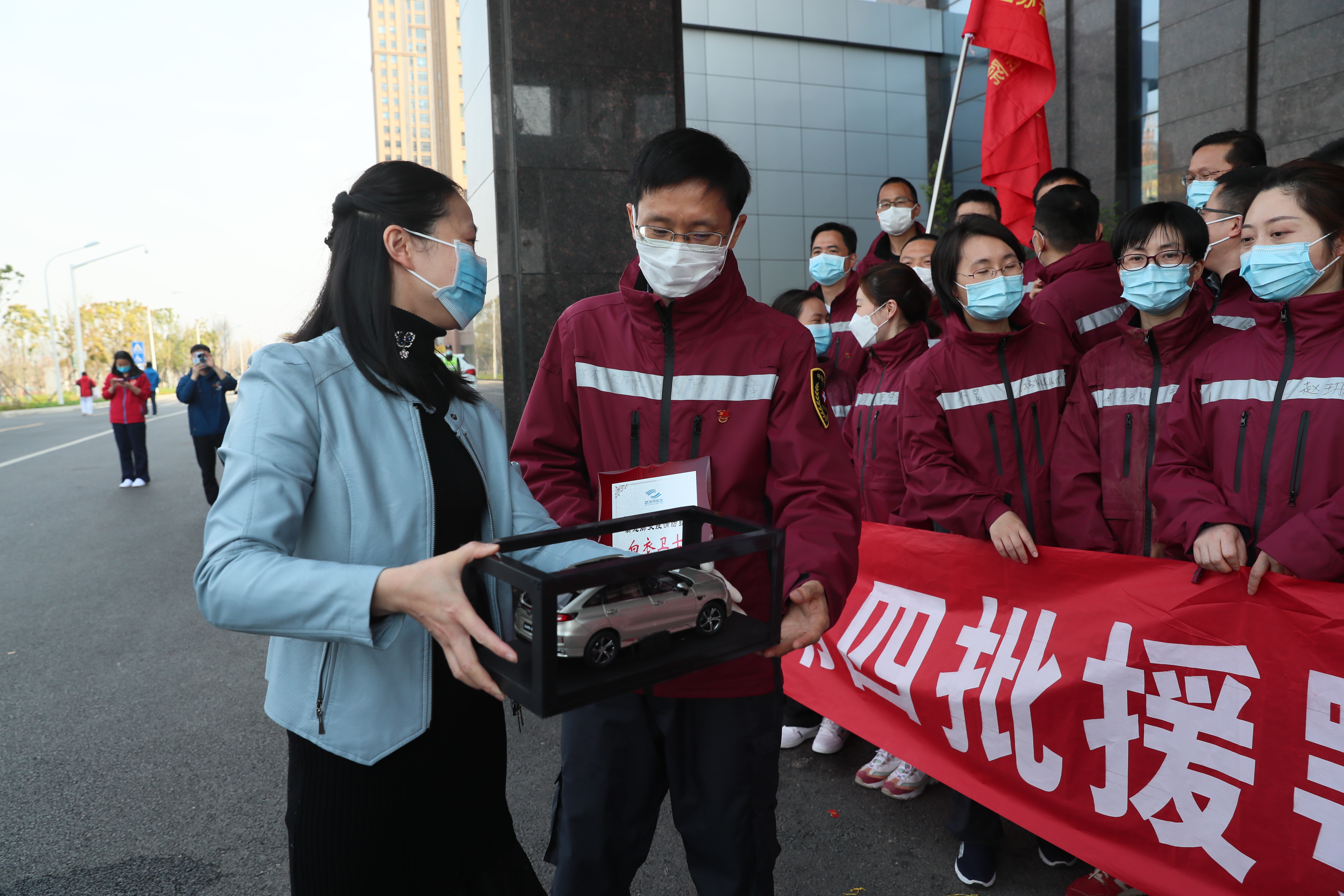 九游体育方舱医院管理小组慰问江苏援鄂医疗队(图3)