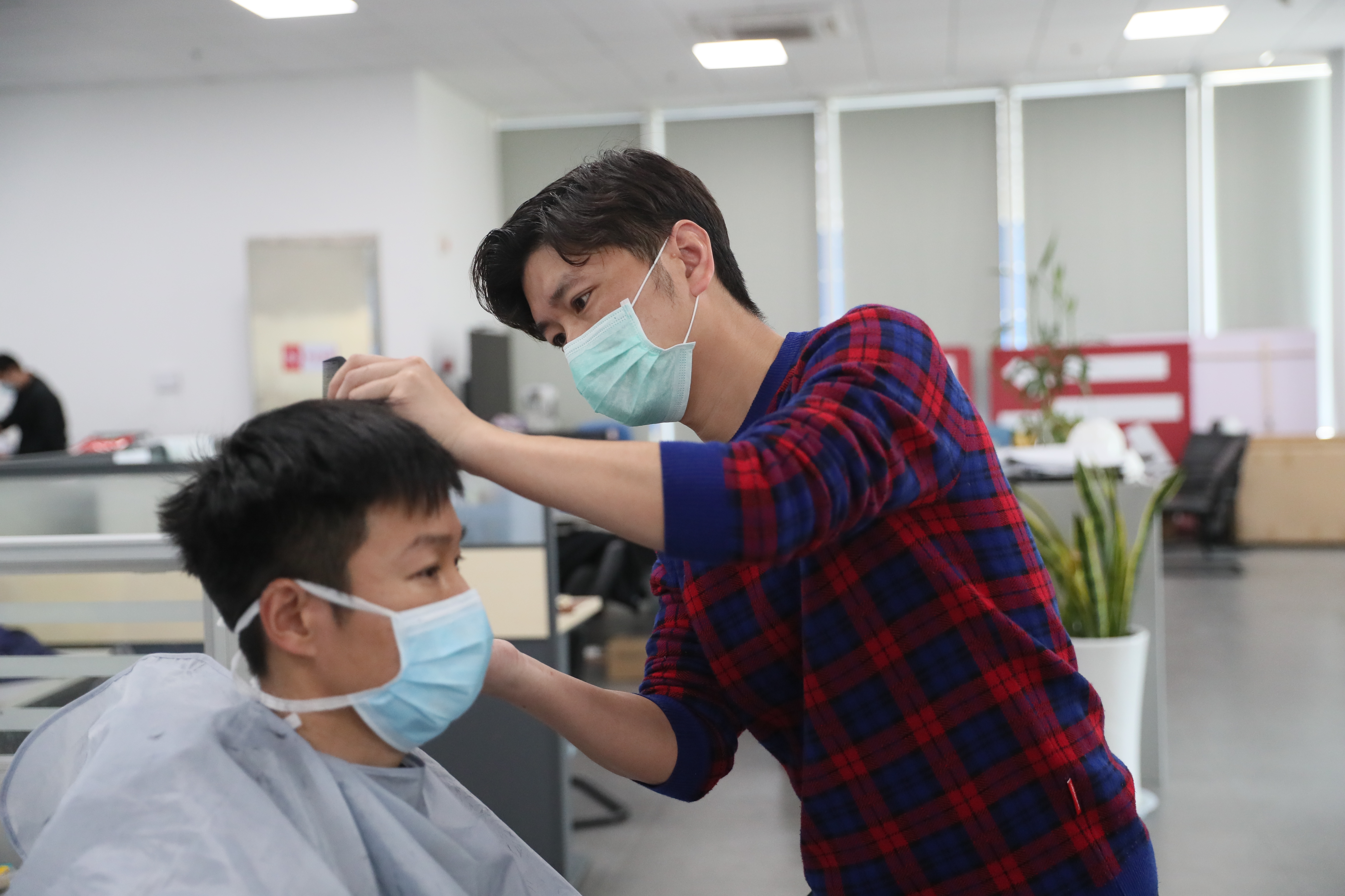 越是艰险越向前 ——九游体育党员风采录(图8)