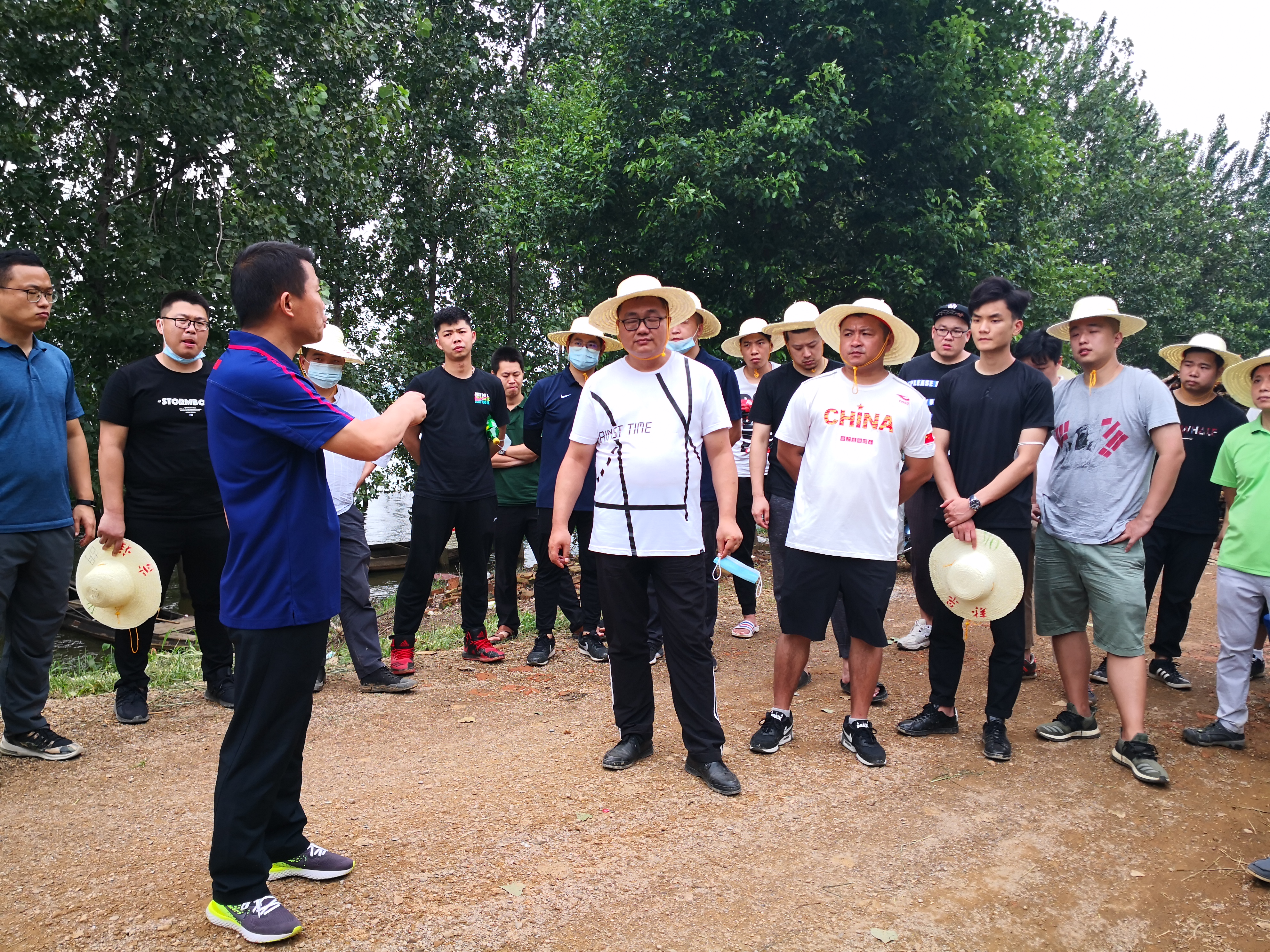 公司召开防汛抗洪工作动员会 会后吴志锋带队巡查堤防(图5)